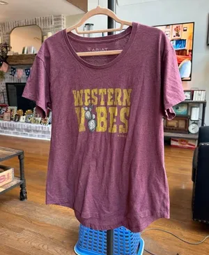 Ariat t-shirt features a maroon marl fabric distressed "WESTERN VIBES" women's L thumbnail 1