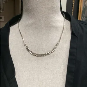 Elegant Silver Necklace thumbnail 2