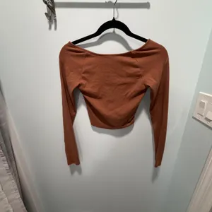 Aerie Long Sleeve Scoop Neck Crop Top Size XS Terracotta Brown Curved Hem thumbnail 4