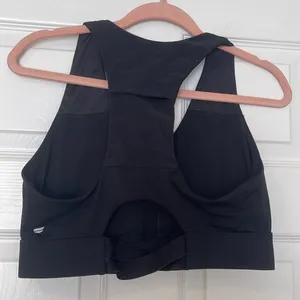 black sports bra with pocket thumbnail 2