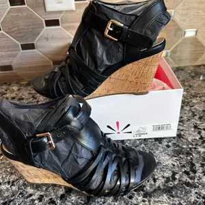 Isaac Mizrahi Black Leather Simmer Strappy Wedges size 5.5 thumbnail 3