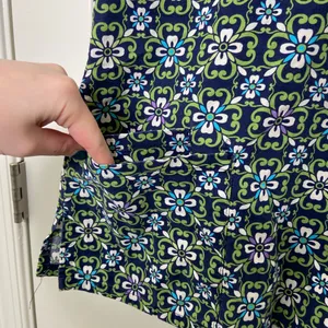 EUC SB Scrubs women’s green navy floral print v-neck‎ tie back pocket scrub top thumbnail 3