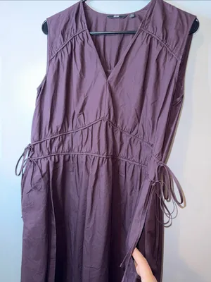 Uniqlo Sleeveless V-Neck Maxi Dress in Plum Brown thumbnail 9