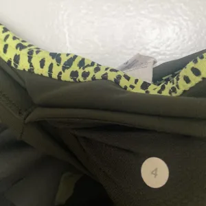 Lululemon‎ Green Camo Style Leggings Size 4 thumbnail 6