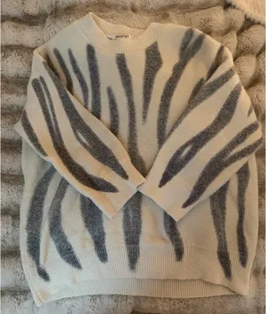 Boutique Zebra Sweater Tan Size M thumbnail 1