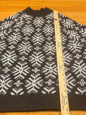 Old navy snow flakes holiday print mock neck sweater size XXlarge . thumbnail 6