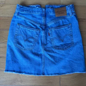 Levi’s Ribcage Denim Button-Front Skirt Medium Wash thumbnail 7