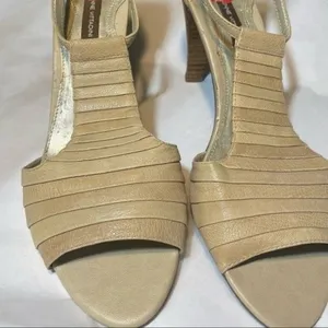 Adrienne Vittadini Beige Leather T Strap Heels Size 10 Open Toe Sandals Flawed thumbnail 2