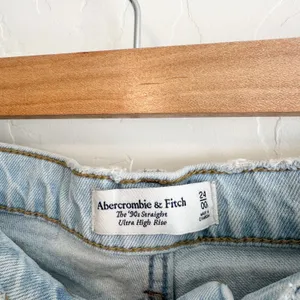 Abercrombie | 90s Straight‎ Ultra High Rise Distressed Knee Jeans Light Wash thumbnail 5