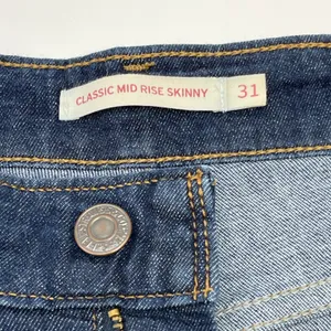 Levis Classic Mid Rise‎ Skinny Jeans Womens 31 Dark Wash Stretch Minimal Indie thumbnail 7
