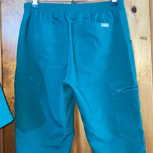 FIGS Hunter green Scrub Set Catarina top and Livingston pants limited edition thumbnail 9