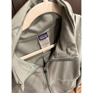 Patagonia‎ green jacket features thumbholes in the cuffs and zippered large thumbnail 2