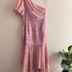 ASTR the Label Santorini Midi Dress One Shoulder, Floral Purple Small thumbnail 6