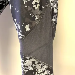 Under Armour Women’s HeatGear Ankle Cropped Camo Print Compression Leggings- M thumbnail 3