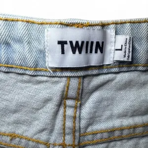 NEW TWIIN 90s Grunge Faded Blue Distressed Boyfriend Cut-Off Denim Shorts — L thumbnail 2