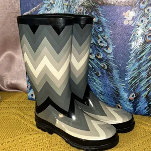 Sugar Size 8 Gray Chevron Print Rainboots thumbnail 2