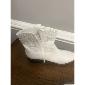Coconuts By Matisse Derringer White round toe cowgirl booties 7 concert wedding thumbnail 8