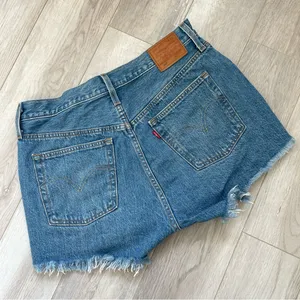 Levis 501 High Rise Button Fly Distressed Denim Shorts Medium Wash (size 30) thumbnail 4