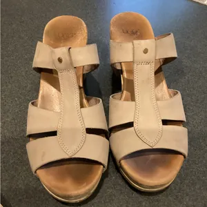 Women’s UGG wedges size 8 thumbnail 1