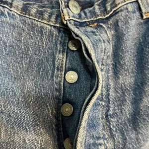 LEVIS 501/93 Button Fly Denim Waist: 34, Inseam: 27 inches thumbnail 8