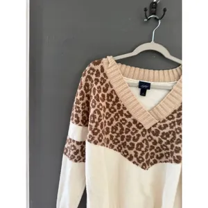 Daytrip Womens Leopard Print V-Neck Sweater Cream Brown Chevron Fall Medium thumbnail 2