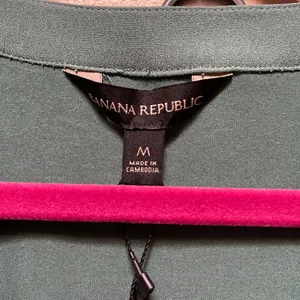 Banana Republic - green blouse NEW SIZE M thumbnail 2