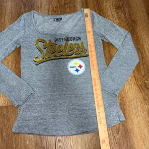 NFL Team Apparel‎ Pittsburgh Steelers Grey Shimmer Gold Foil Graphic Top Women M thumbnail 3