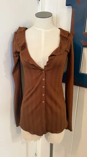 Urban Outfitters Brown Ribbed Ruffle-Trim Button Down Top Sz S NWT thumbnail 1