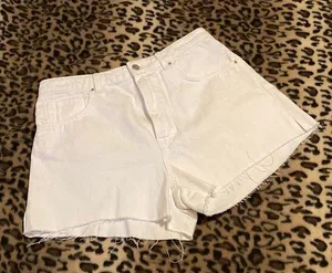ZARA Shorts White Jean Shorts Women’s Size 12 Distressed Edging Side Slit Shorts thumbnail 1