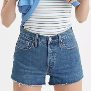Levis Women Shorts Sz 29 NWT Medium‎ Wash Cut Off 501 High Rise Button Fly Denim thumbnail 1
