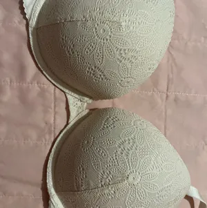 Victoria’s Secret Cream Color/Lace Very Sexy Push Up Bra size 32DD thumbnail 1