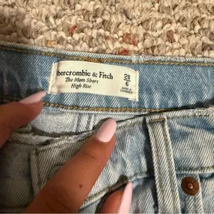 Abercrombie & Fitch The Mom Short High Rise Light Wash- Size 6 (28) thumbnail 7