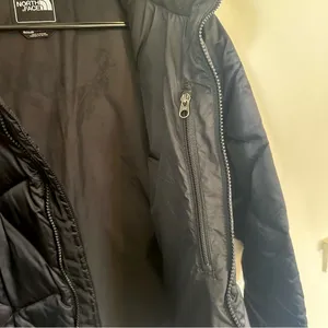 The North Face Women’s 550 Black Insulated Puffer Jacket - Size: Large thumbnail 8