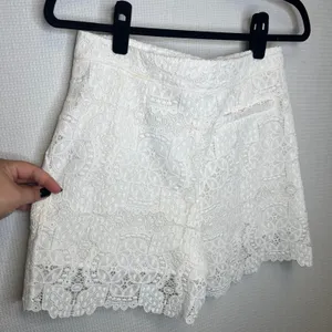 Maje E16IANIS Ecru White Guipure Floral Lace Scalloped High Rise Shorts thumbnail 2