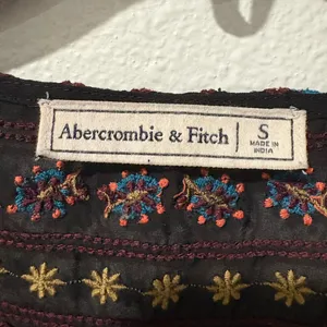 Abercrombie & Fitch Black Embroidered Blouse Size S thumbnail 3