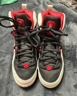 QJordan 1 Mid black red trainers. Size US 8.5 #sneakers #jordan thumbnail 1