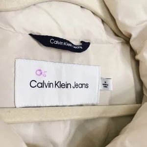 Calvin Klein Jeans Cream Assymetric Zip Cloud Puffer Coat Crop Jacket thumbnail 4