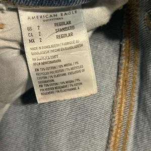 American Eagle Outfitters Women Blue Distressed High Rise Straight‎ Jeans Size 2 thumbnail 3