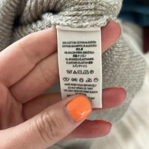 sweater thumbnail 4