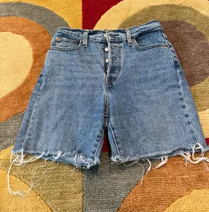 Levi’s Wedgie Straight 6” Inseam Midi Denim Jean Shorts High Rise Size 28 Waist thumbnail 1