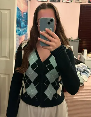 sweater thumbnail 3