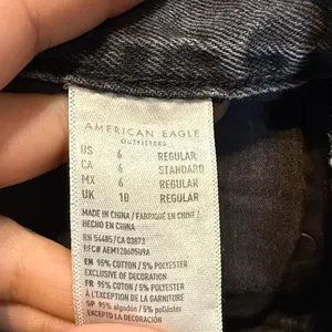 American Eagle Vintage Black Wash Distressed Mom Jeans Size 6 thumbnail 3