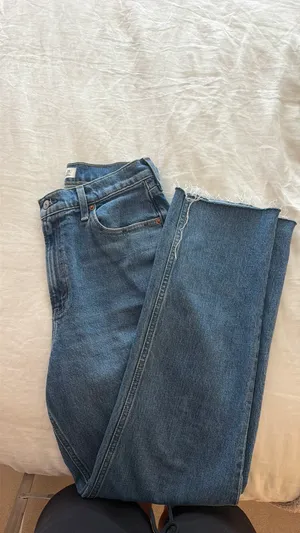 Abercrombie Ultra High-Rise 90’s Straight Curve Love Jeans thumbnail 3
