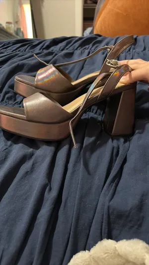 Holographic Heels A New Day thumbnail 2
