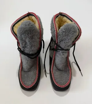 Vintage Snowland Women's Faux Fur-Lined Ankle Après Ski Boots in Black and Gray thumbnail 1