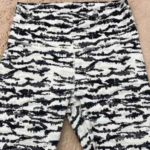 Fabletics small black and white abstract print 7/8 leggings thumbnail 1