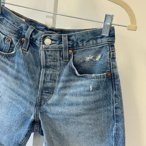 Levis Premium 501 Original Denim Shorts Medium Wash Distressed Raw Hem W24 1758 thumbnail 4