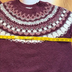 Elegant Burgundy and White Knit Sweater thumbnail 5