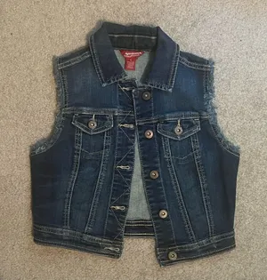 Arizona Jeans Women’s Dark-wash Frayed Denim Vest thumbnail 1