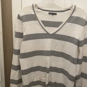 FINAL MARKDOWN Tommy Hilfiger sweater large thumbnail 1